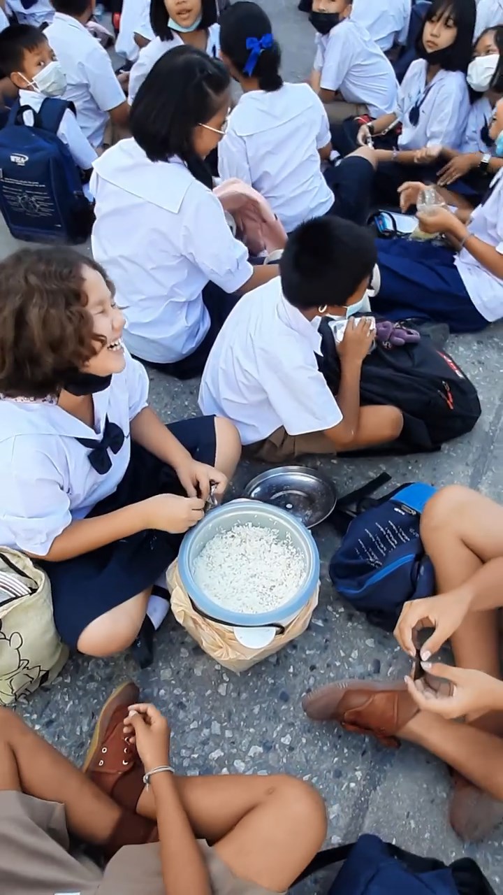 กินข้าวในแถว